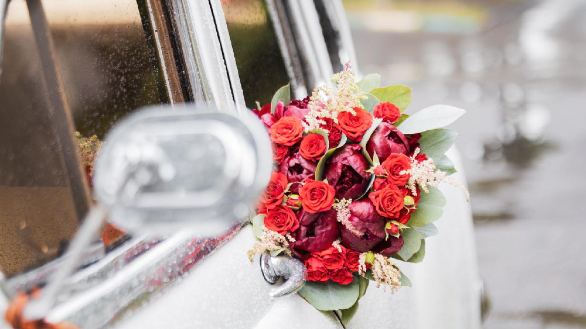 Utiliser sa voiture comme voiture balai de mariage : l’assurance, un passage obligé ?