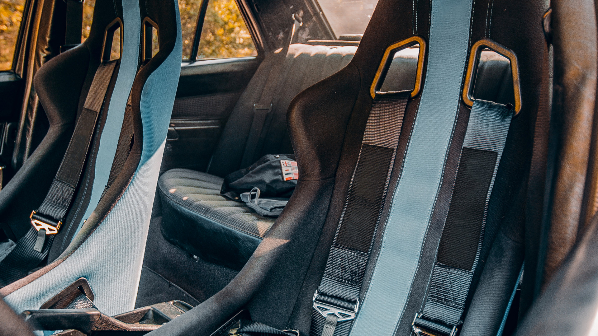 Siège baquet de voiture : un guide sur les types, matériaux et homologation